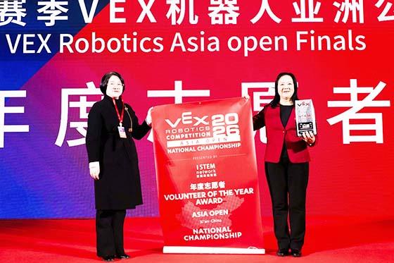 颁发年度志愿者.jpg 颁发年度志愿者.jpg